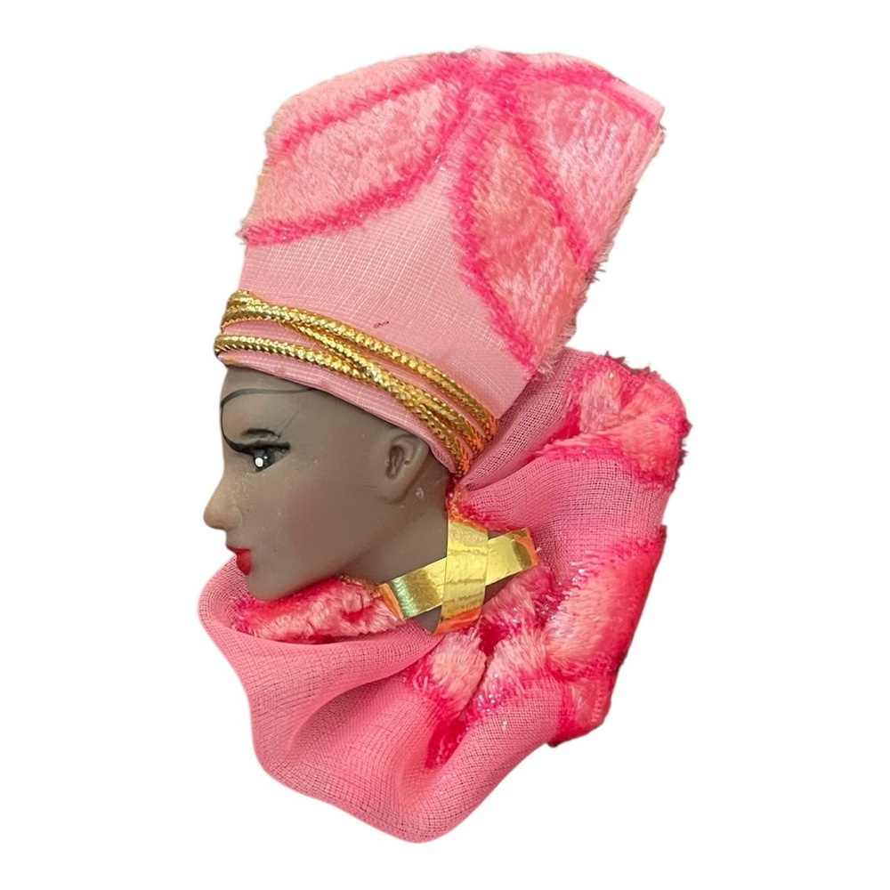 🎀 Vintage Handcrafted Fabric Head Brooch – Pink & Gold Statement Pin 🎀 - Picture 7 of 8